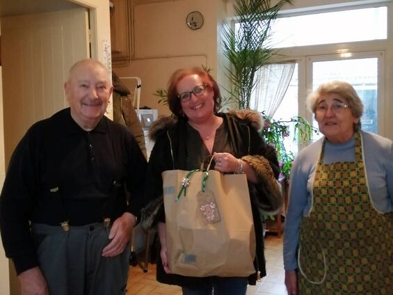Distribution du colis de Noël à un ancien élu municipal et à son épouse