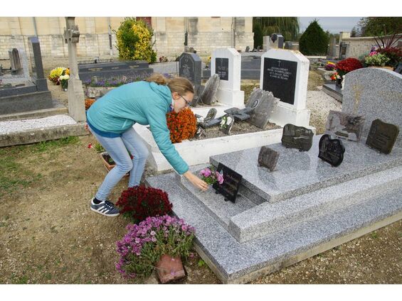 Fleurissement des tombes des soldats