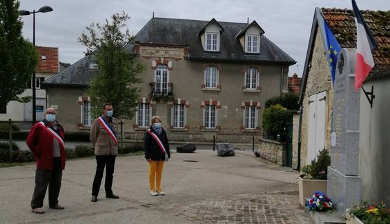 Dépôt d'une gerbe au monument aux morts