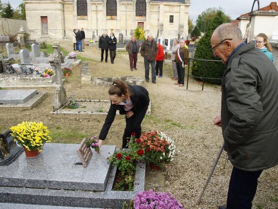 Fleurissement des tombes des soldats