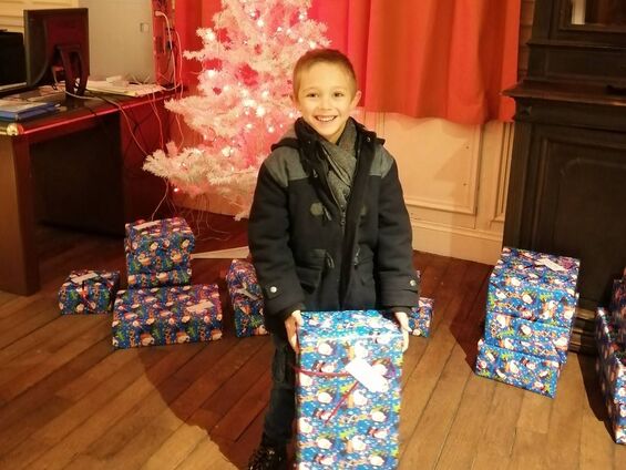 Remise des cadeaux aux enfants