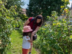 Famille dans le potager