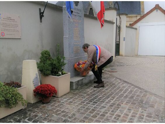 Dépôt de fleurs au Monument aux Morts