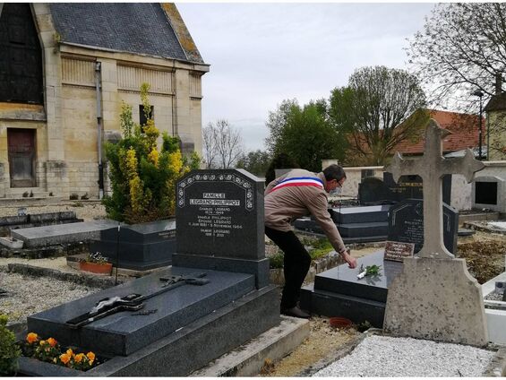 Dépôt d'un bouquet sur les tombes des soldats