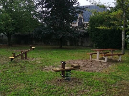 Aire de jeux et table forestière