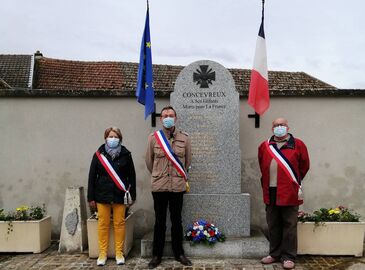 Les élus devant le Monument aux Morts