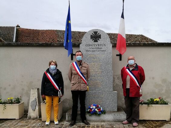 Les élus devant le Monument aux Morts