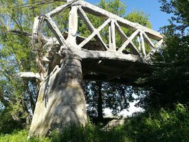 Pont cassé de la rivière détruit en 1940 (ancienne ligne de chemin de fer) situé au chemin dit "de la Rivière"
