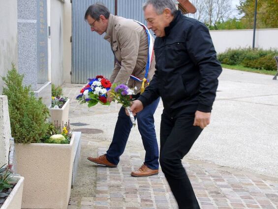 Dépôt d'une gerbe aux monument aux morts
