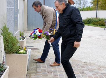 Dépôt d'une gerbe aux monument aux morts